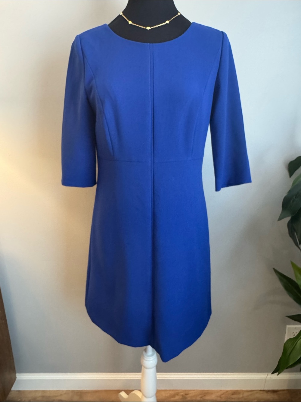Tahari - Classic Blue Sheath Dress - Elegant Women's Dress- Size 4